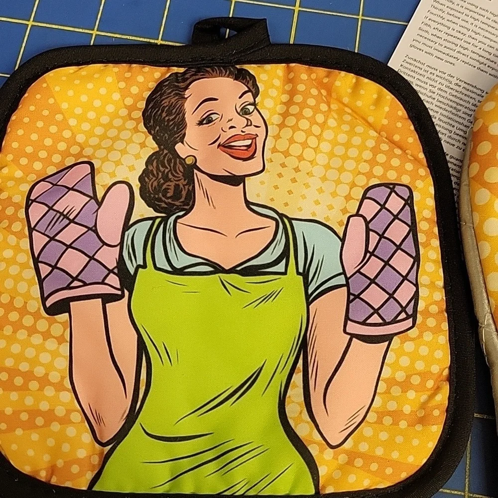 Retro Style Oven Mitt and Pot Holder Set Of 2